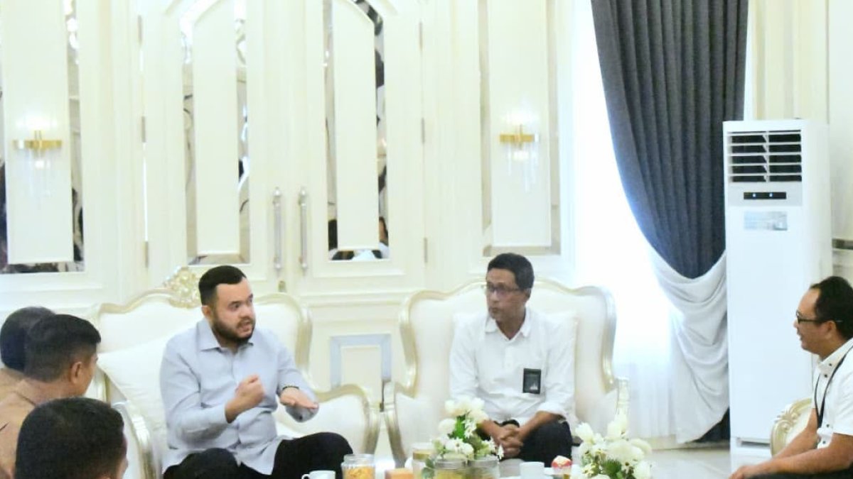 IMG-20261026-WA0047 Wali Kota Padang Fadly Amran berdiskusi dengan Kepala BP3KP Sumatera III mengenai program bantuan hunian layak dan relokasi w