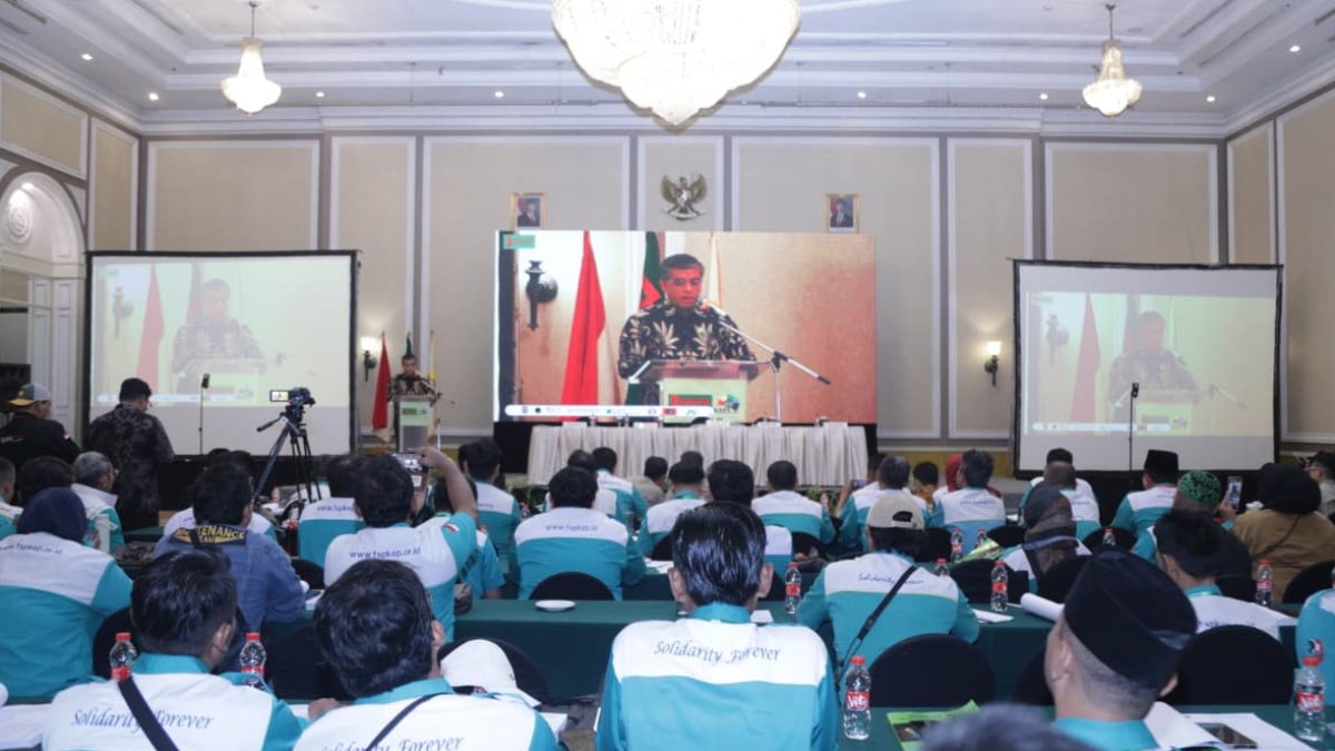 Menaker Yassierli mengajak serikat pekerja mengawal implementasi UU Ketenagakerjaan baru dalam Munas VII FSP KEP KSPI.