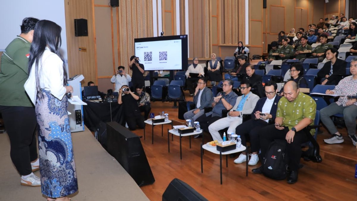 WhatsApp-Image-2026-10-26-at-05.14.30-1 Menaker Yassierli memberikan sambutan dalam acara Grand Final Pitch dan Prototype Showcase GenoHack 2026 di ITB.