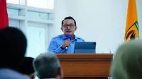 Bupati Tanah Datar Eka Putra memimpin rapat koordinasi evaluasi PAD bersama kepala OPD di Aula Kantor Bupati.
