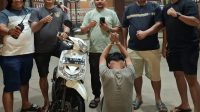 residivis-curanmor-di-padang-diciduk-polisi-setengah-jam-setelah-beraksi Tim Klewang Polresta Padang mengamankan pelaku pencurian sepeda motor beserta barang bukti Yamaha Mio di Mapolresta Padang.