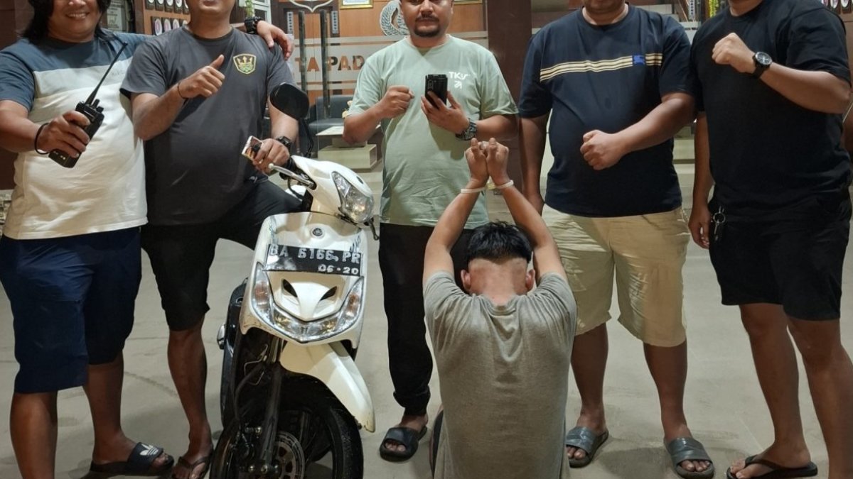 residivis-curanmor-di-padang-diciduk-polisi-setengah-jam-setelah-beraksi Tim Klewang Polresta Padang mengamankan pelaku pencurian sepeda motor beserta barang bukti Yamaha Mio di Mapolresta Padang.